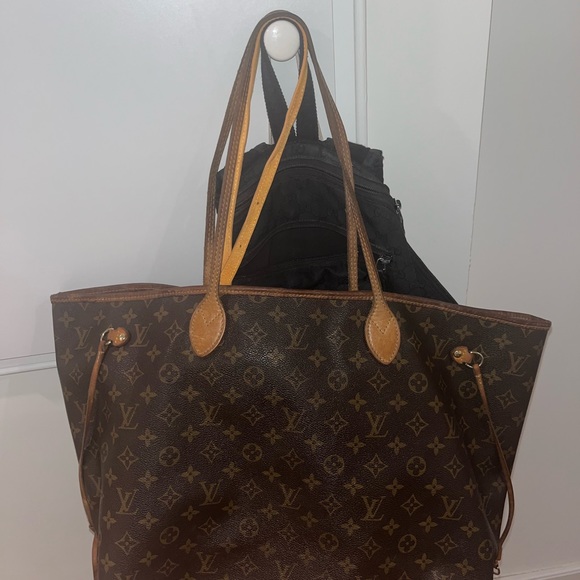 This is an authentic LOUIS VUITTON Monogram Neverfull MM. - Picture 4 of 6